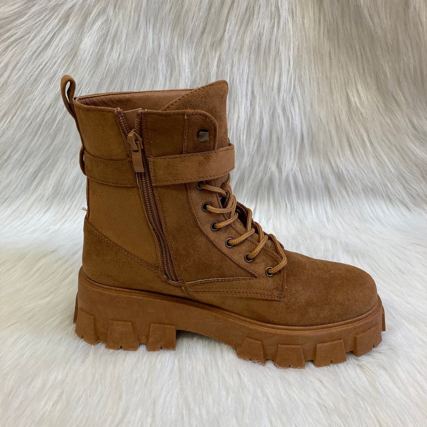 Camel suede ankle boot with pocket
