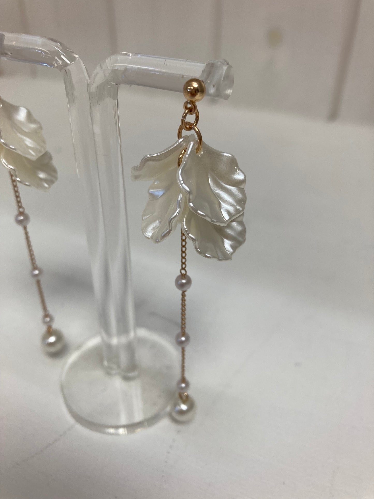 Oorhanger bloem met imitatieparel