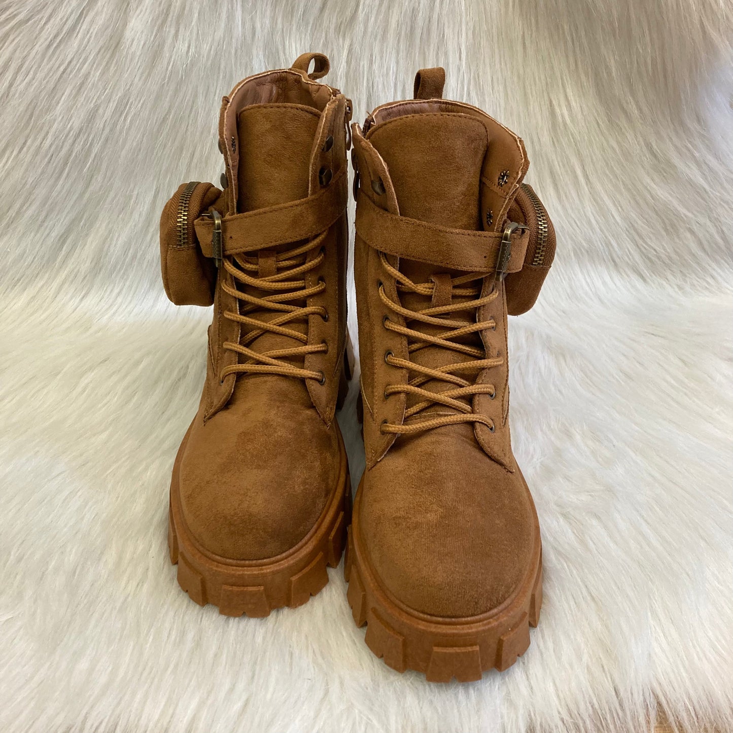 Camel suede ankle boot with pocket