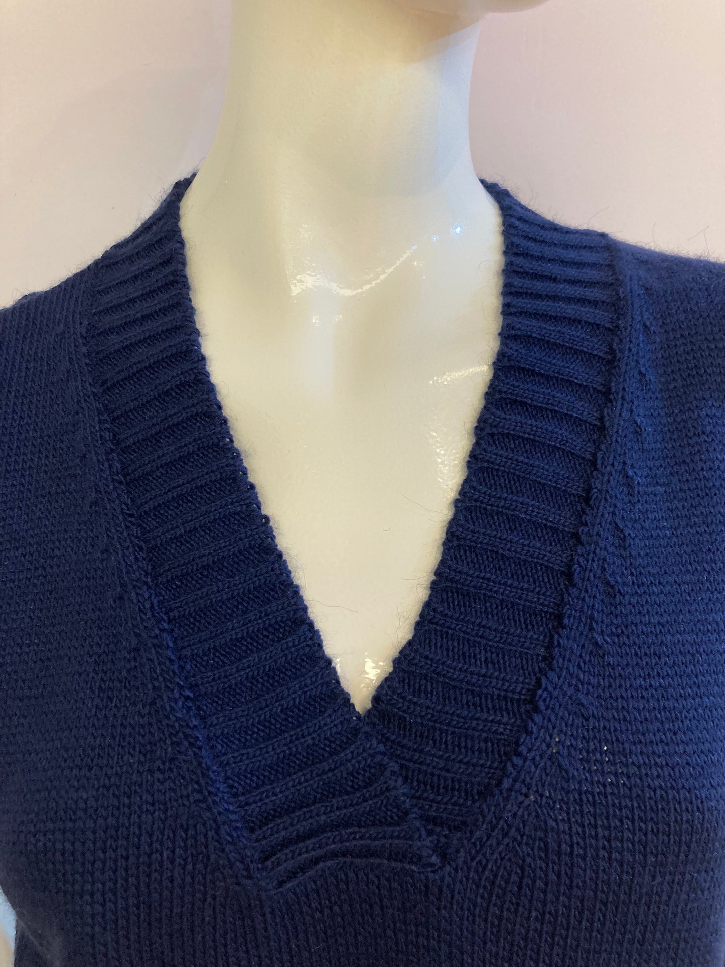 Sleeveless navy sweater in braided knit and v-neck