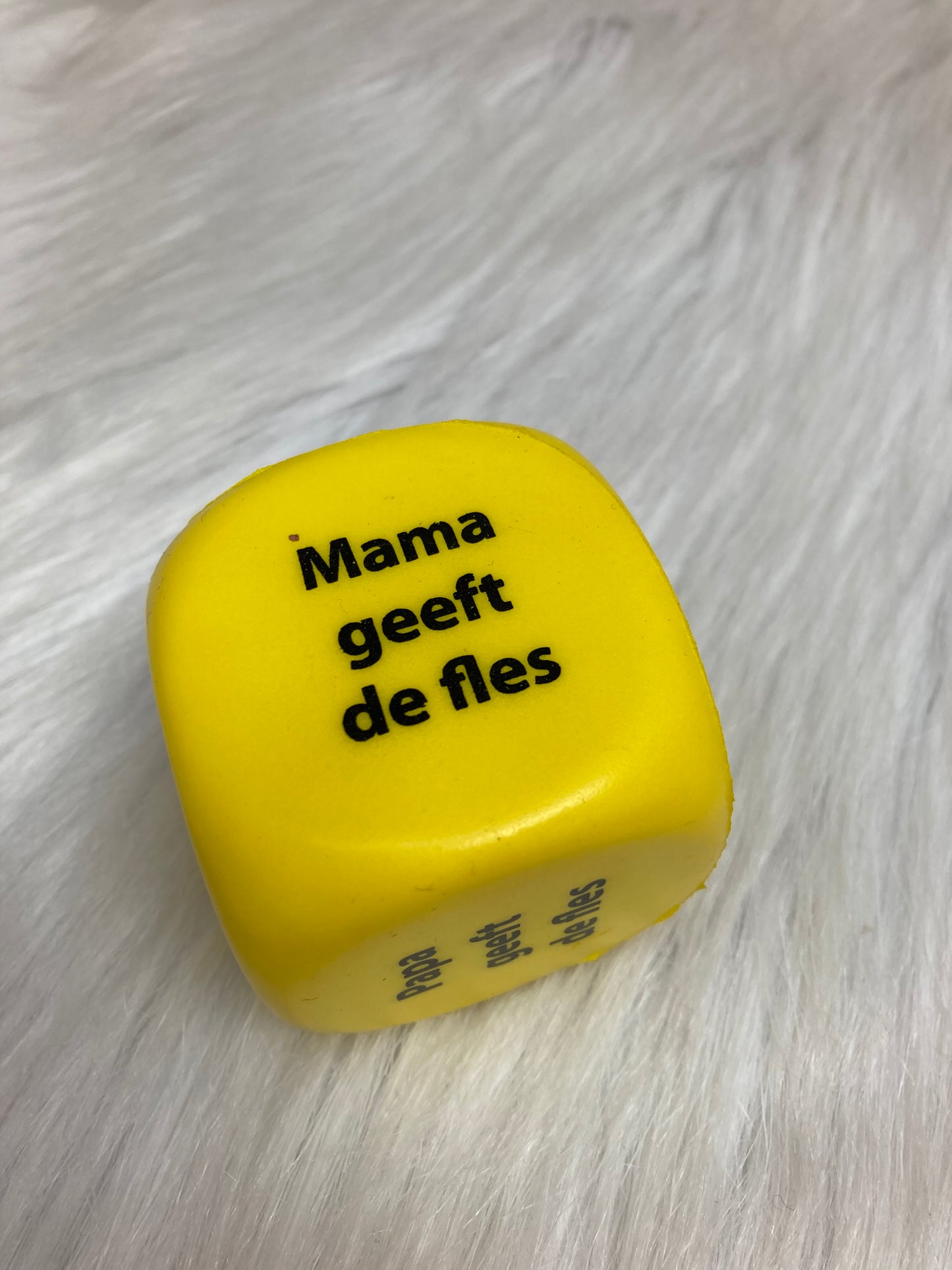 Dobbelsteen papa/mama geeft de fles geel