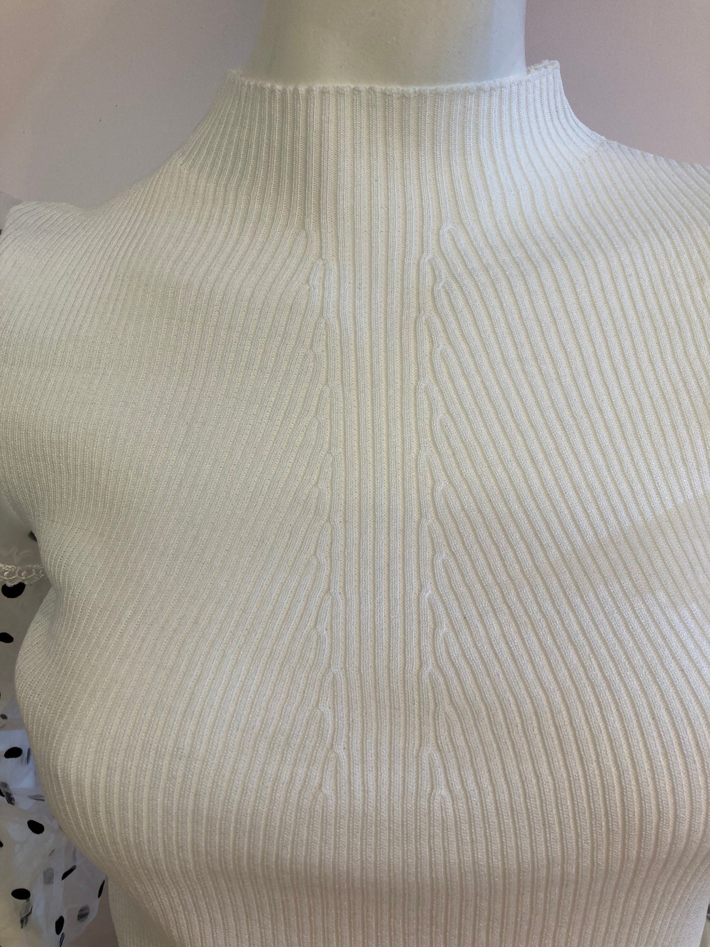 White ribbed sweater with puff sleeves in plumetis tulle