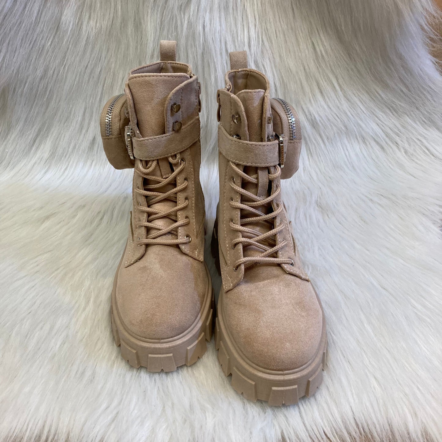 Beige suede ankle boot with pocket