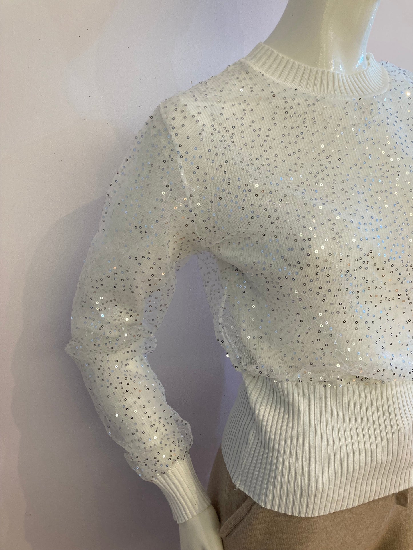 Small ribbed white sweater lined with sequin tulle