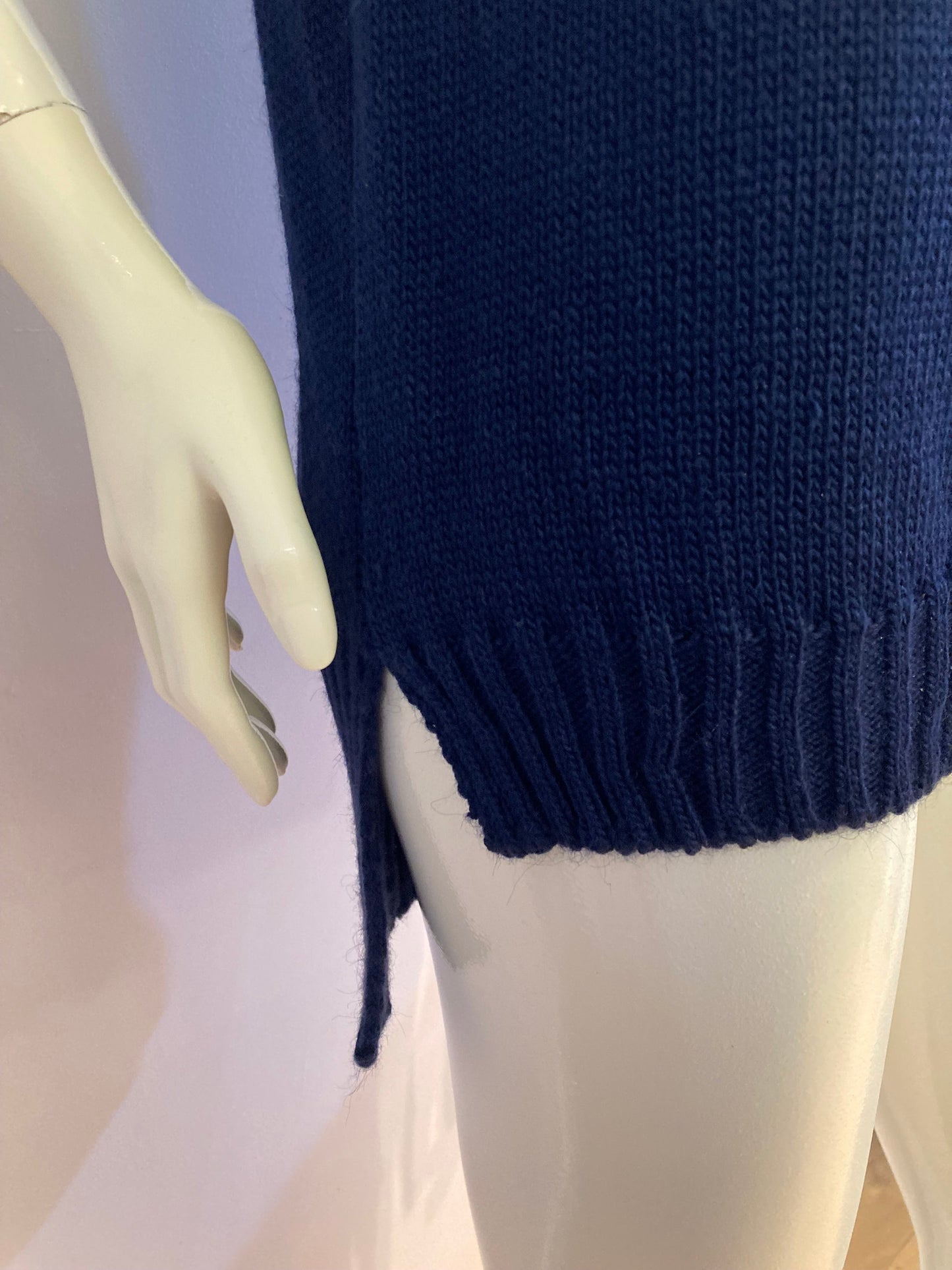 Sleeveless navy sweater in braided knit and v-neck