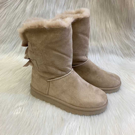 Beige fur-lined suede ankle boot