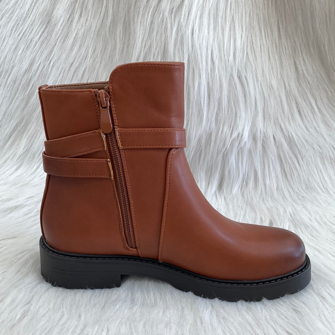 Camel ankle boot with accessory