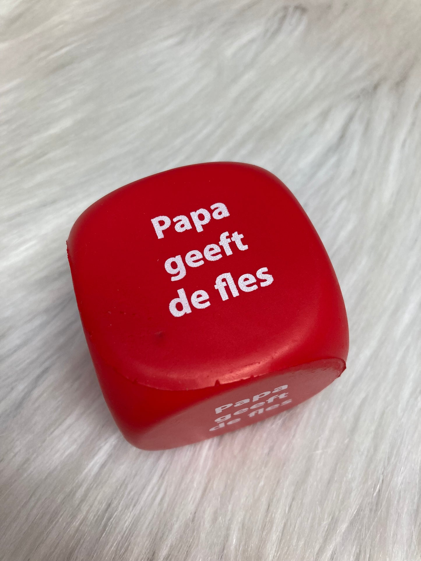 Dobbelsteen papa/mama geeft de fles rood