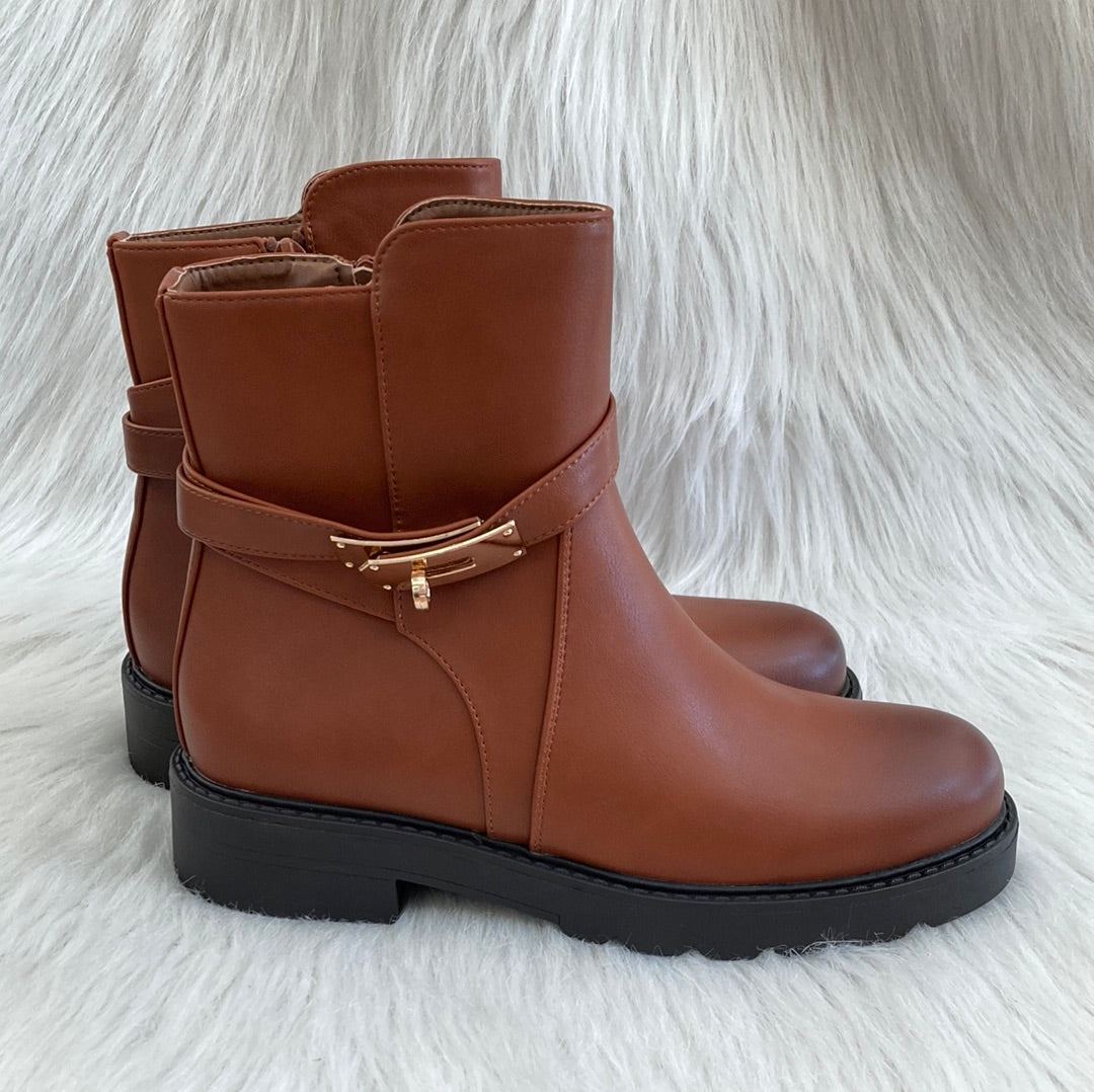 Camel ankle boot with accessory