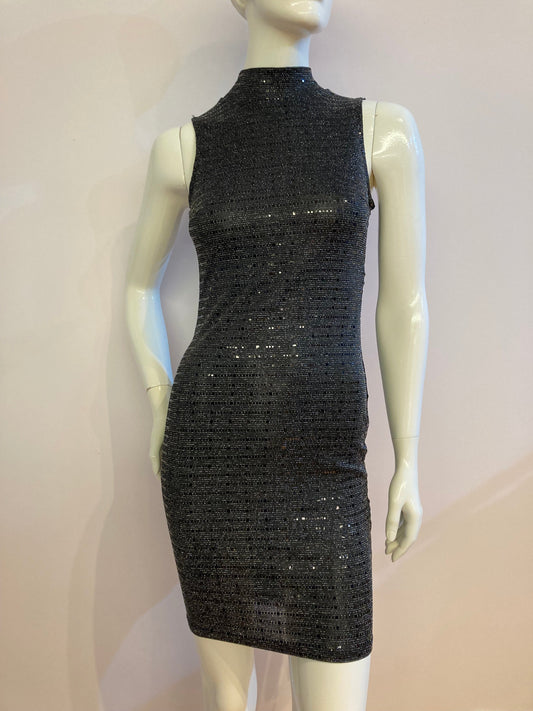 Black cocktail dress with sequins and sleeveless high neck.