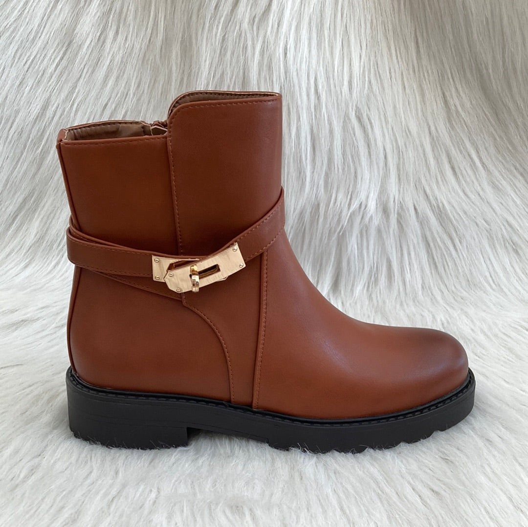 Camel ankle boot with accessory