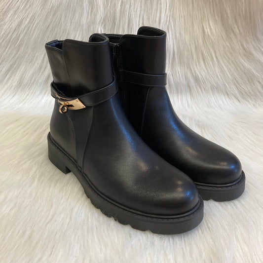 Black ankle boot with accessory