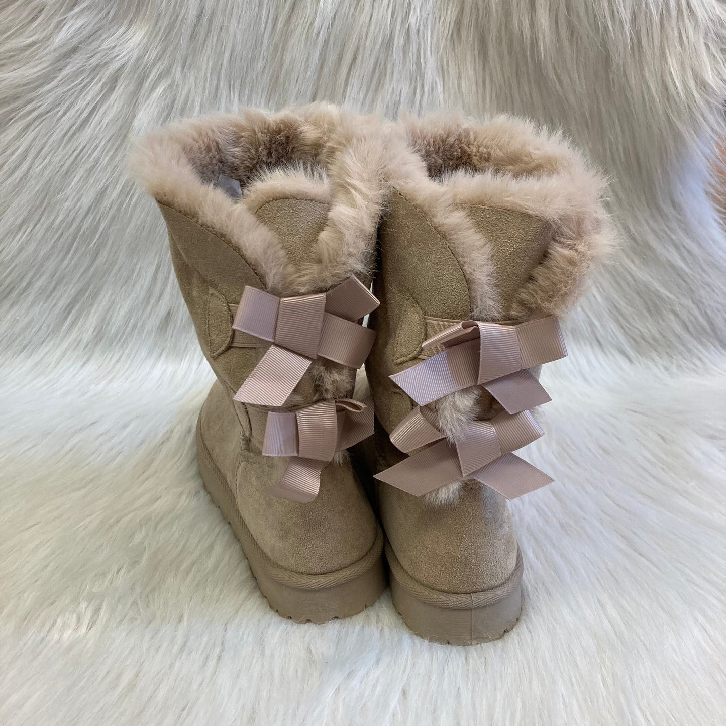 Beige fur-lined suede ankle boot