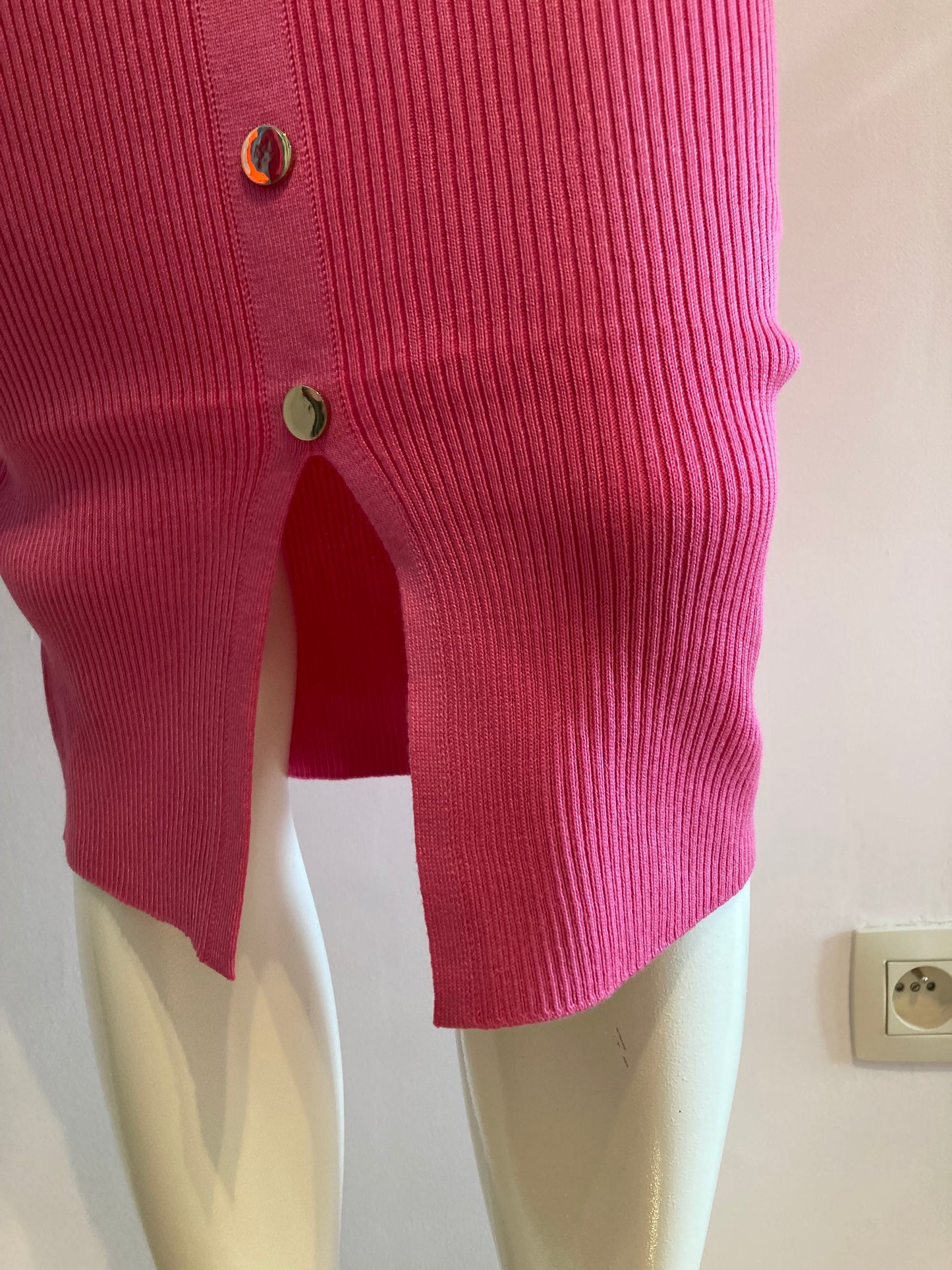 Fuchia ribbed knit buttoned at the front