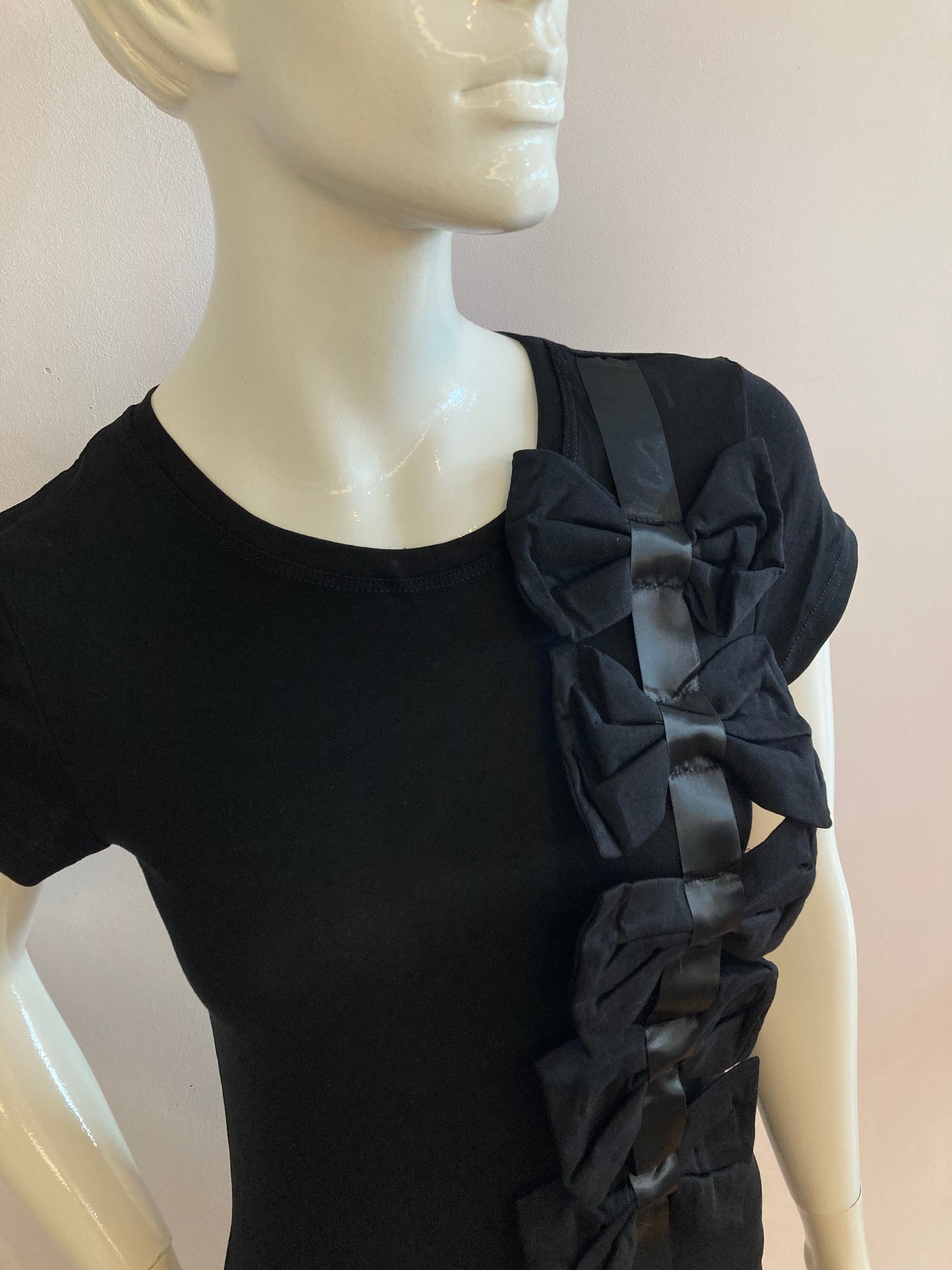 Black T-shirt with bow and ribbons