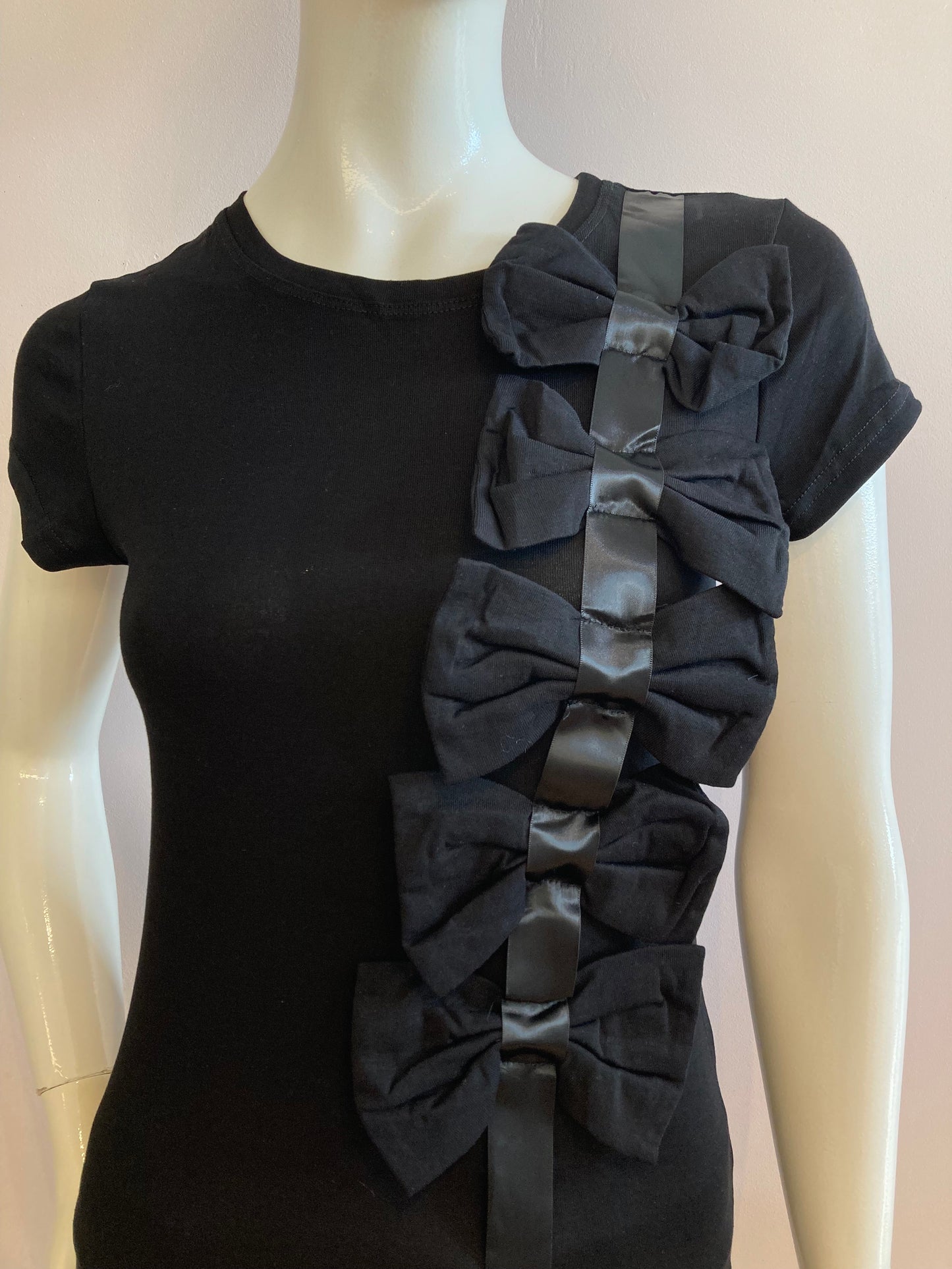 Black T-shirt with bow and ribbons