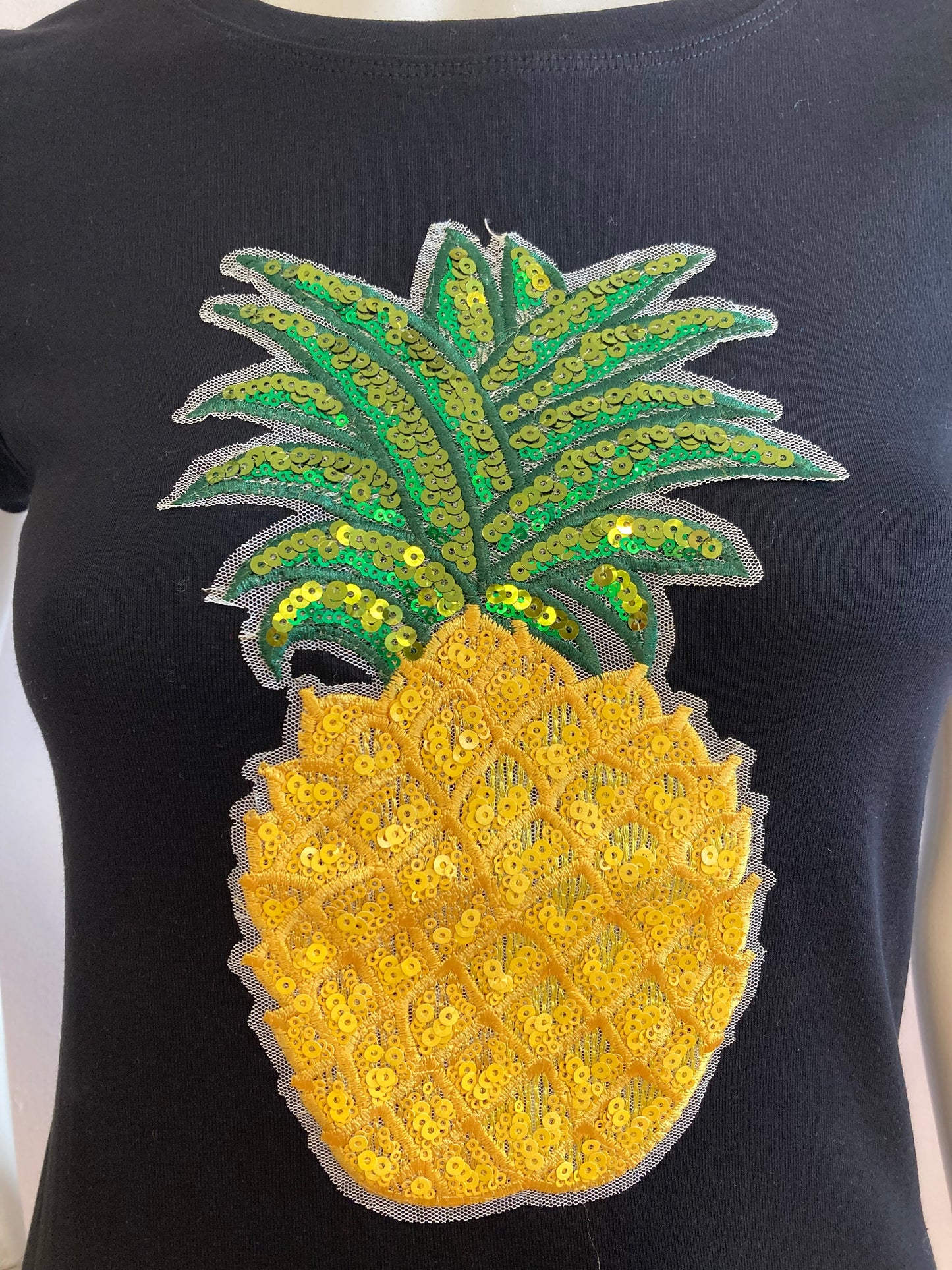 Black t-shirt with pineapple pattern in sequins