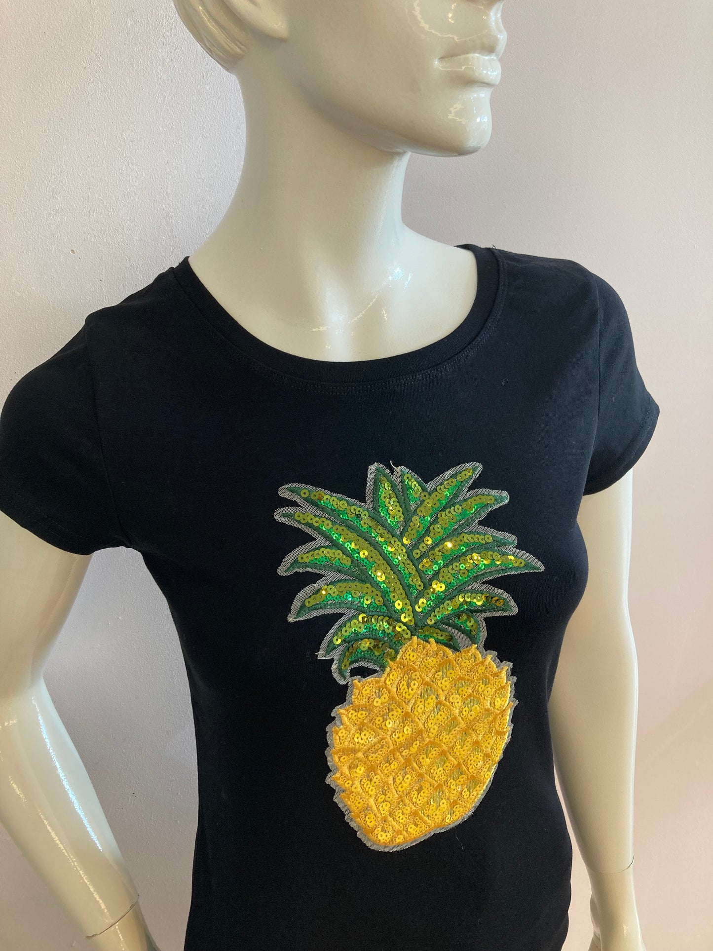 Black t-shirt with pineapple pattern in sequins