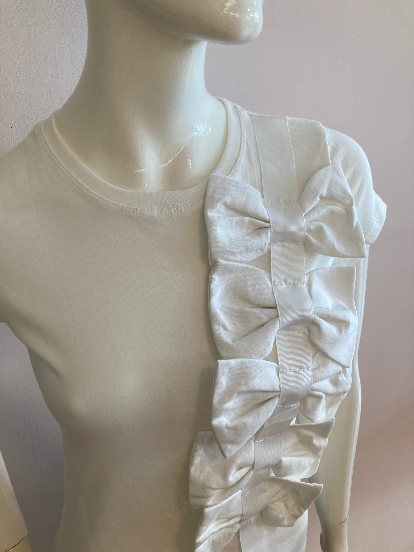 White T-shirt with bow and ribbons