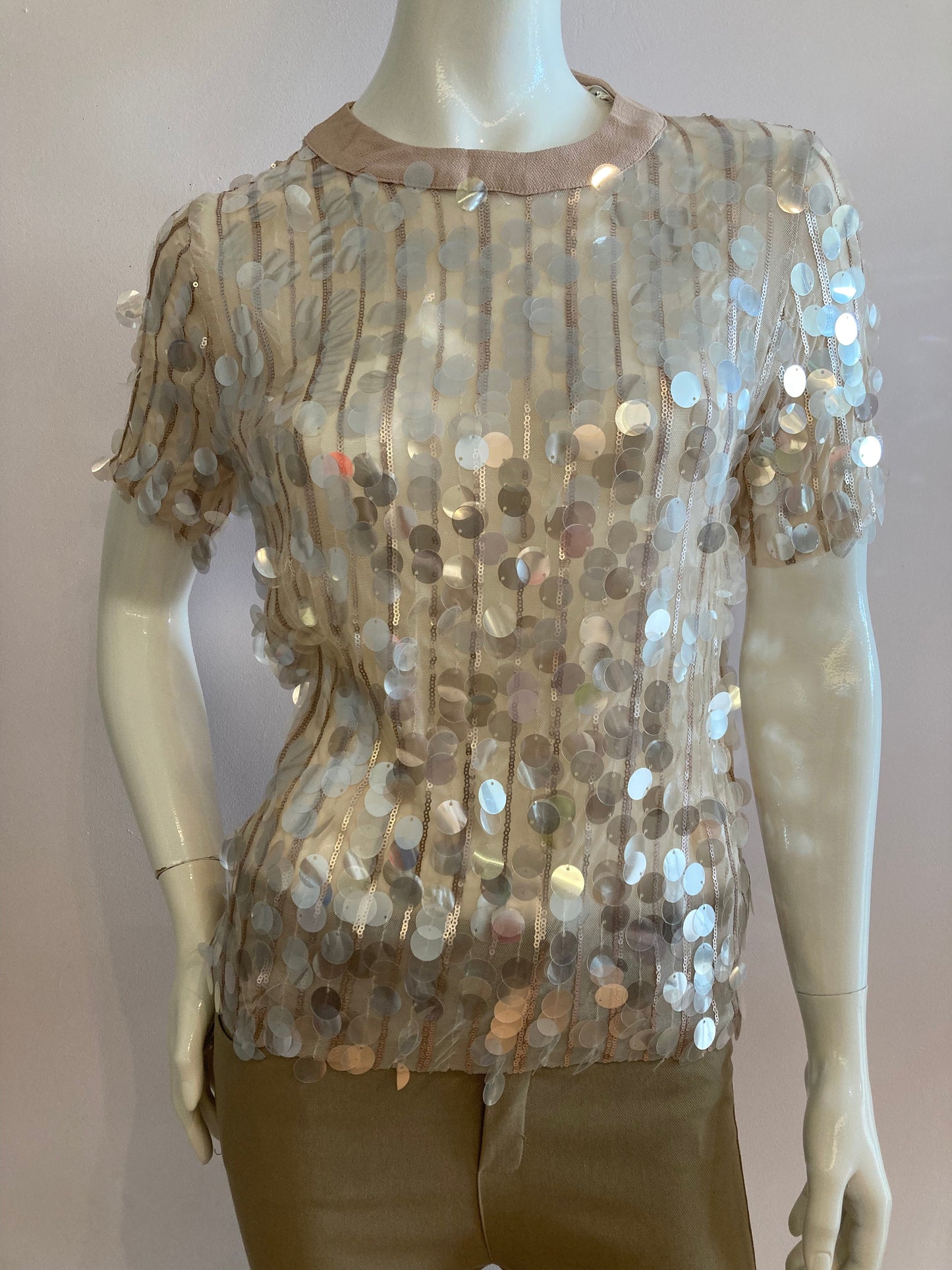 Shiny beige t-shirt with sequins