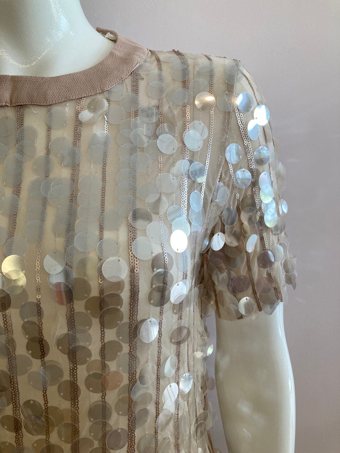 Shiny beige t-shirt with sequins