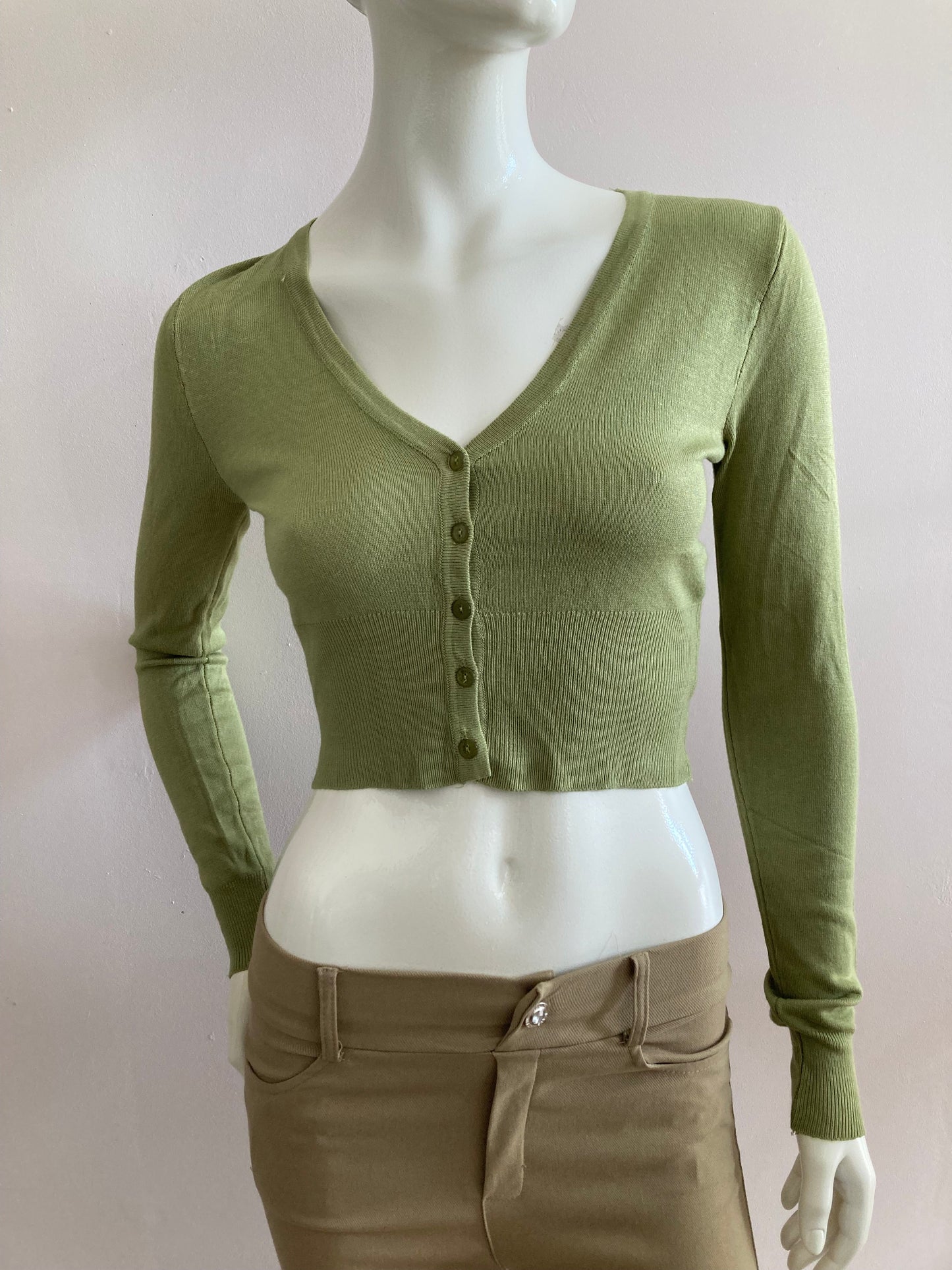 Short cardigan in green with lace pattern on the back