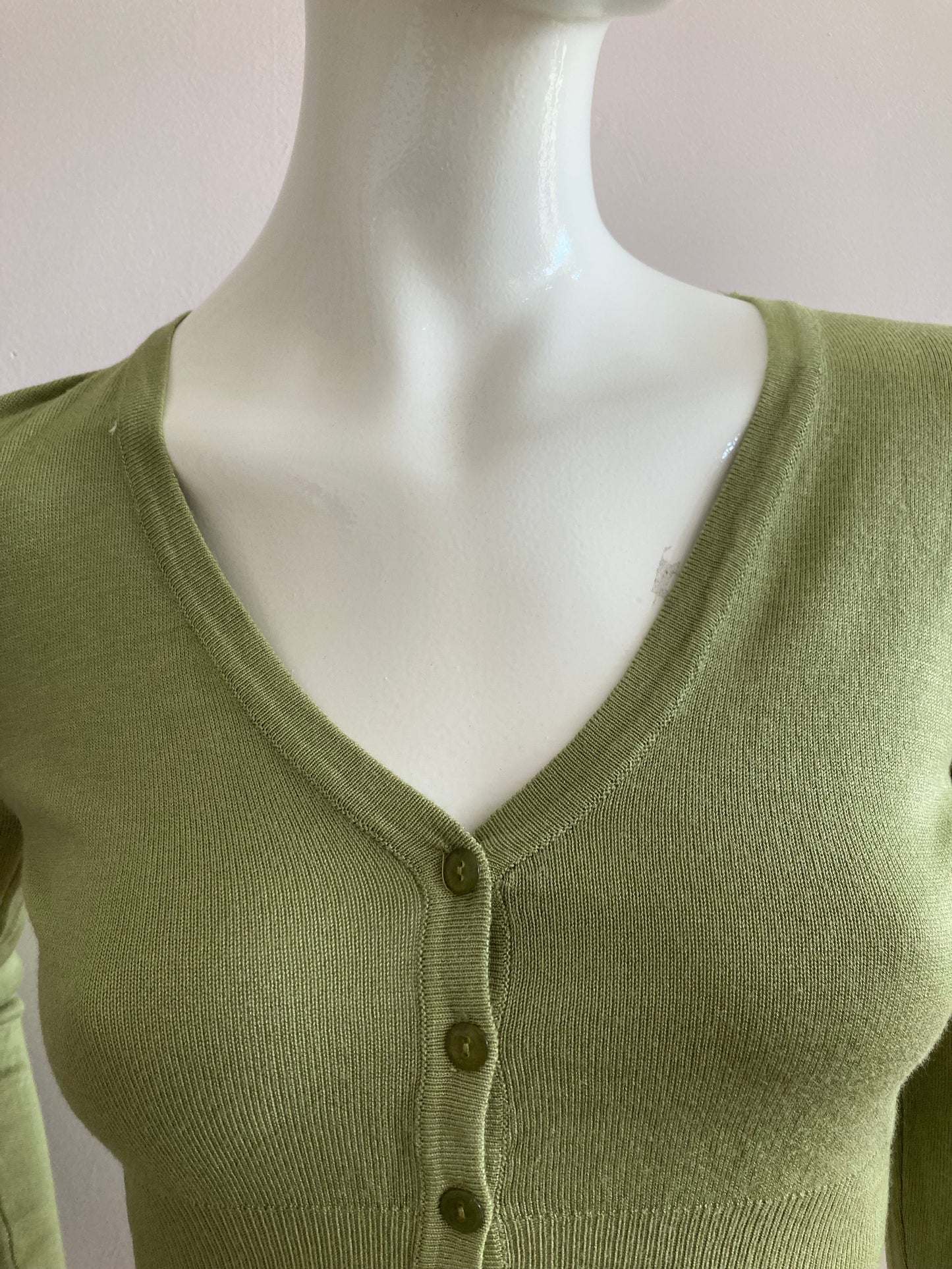 Short cardigan in green with lace pattern on the back