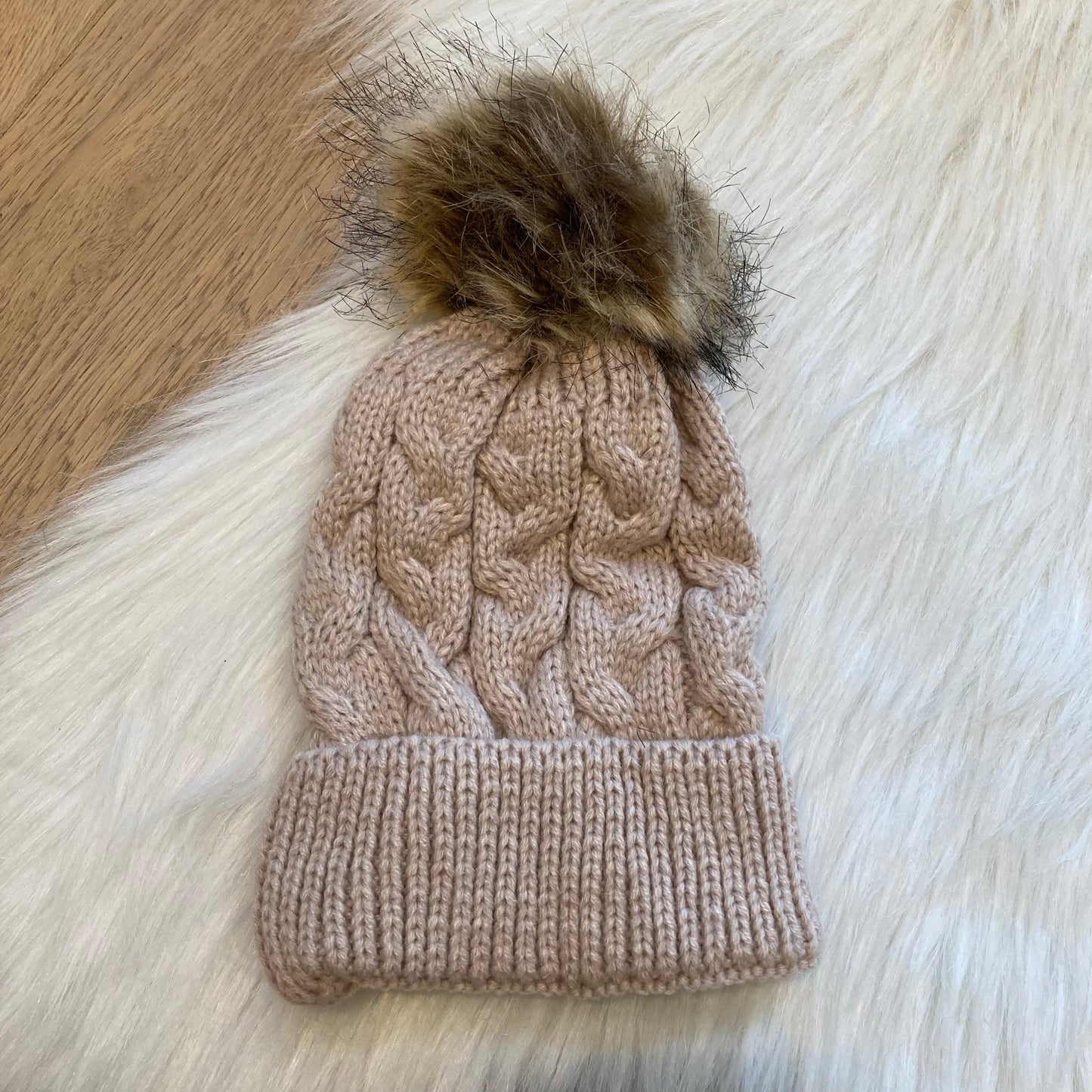 Casual muts beige enkele pompom