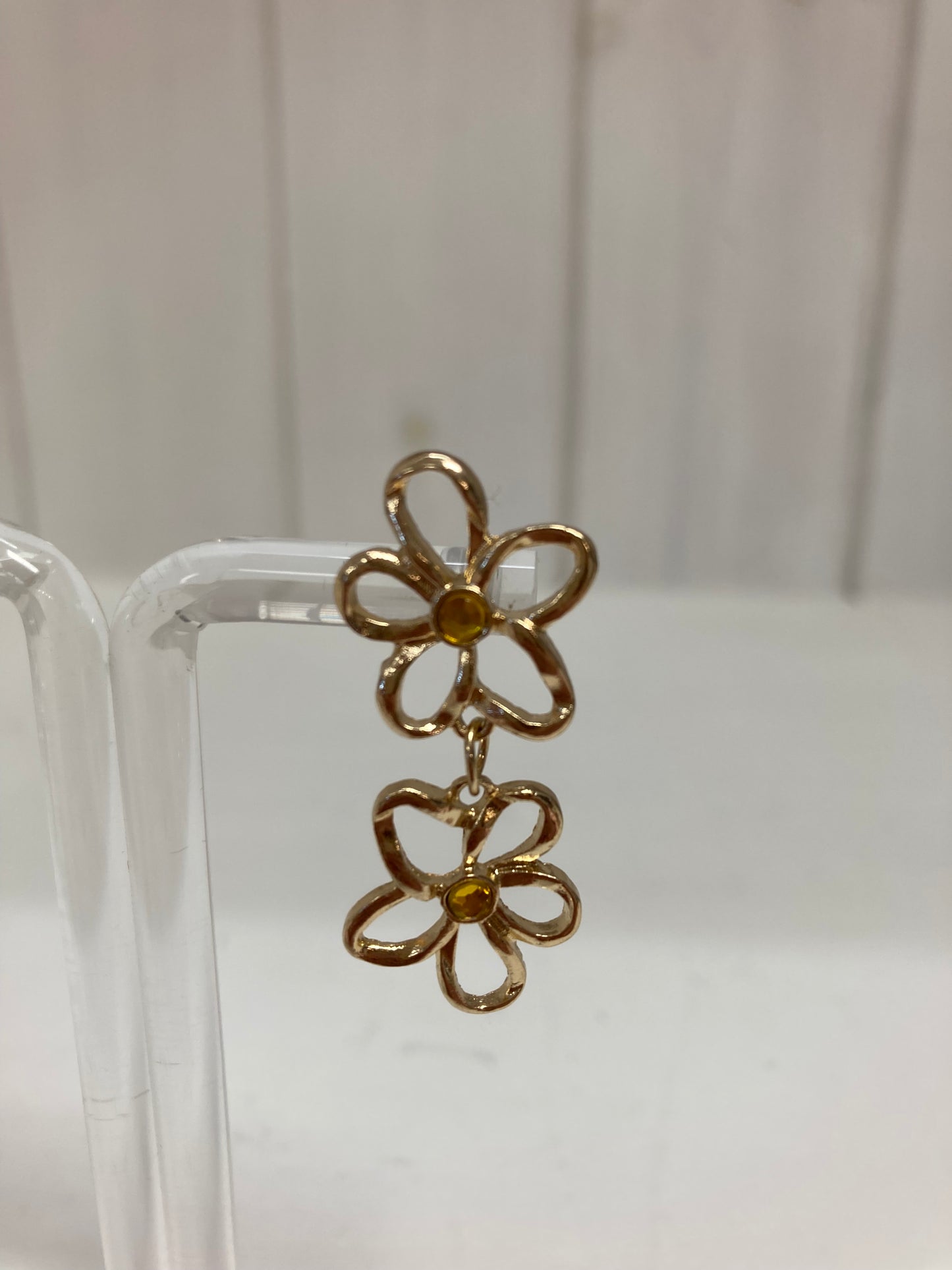 Oorbellen silhouette bloem met steentje goud