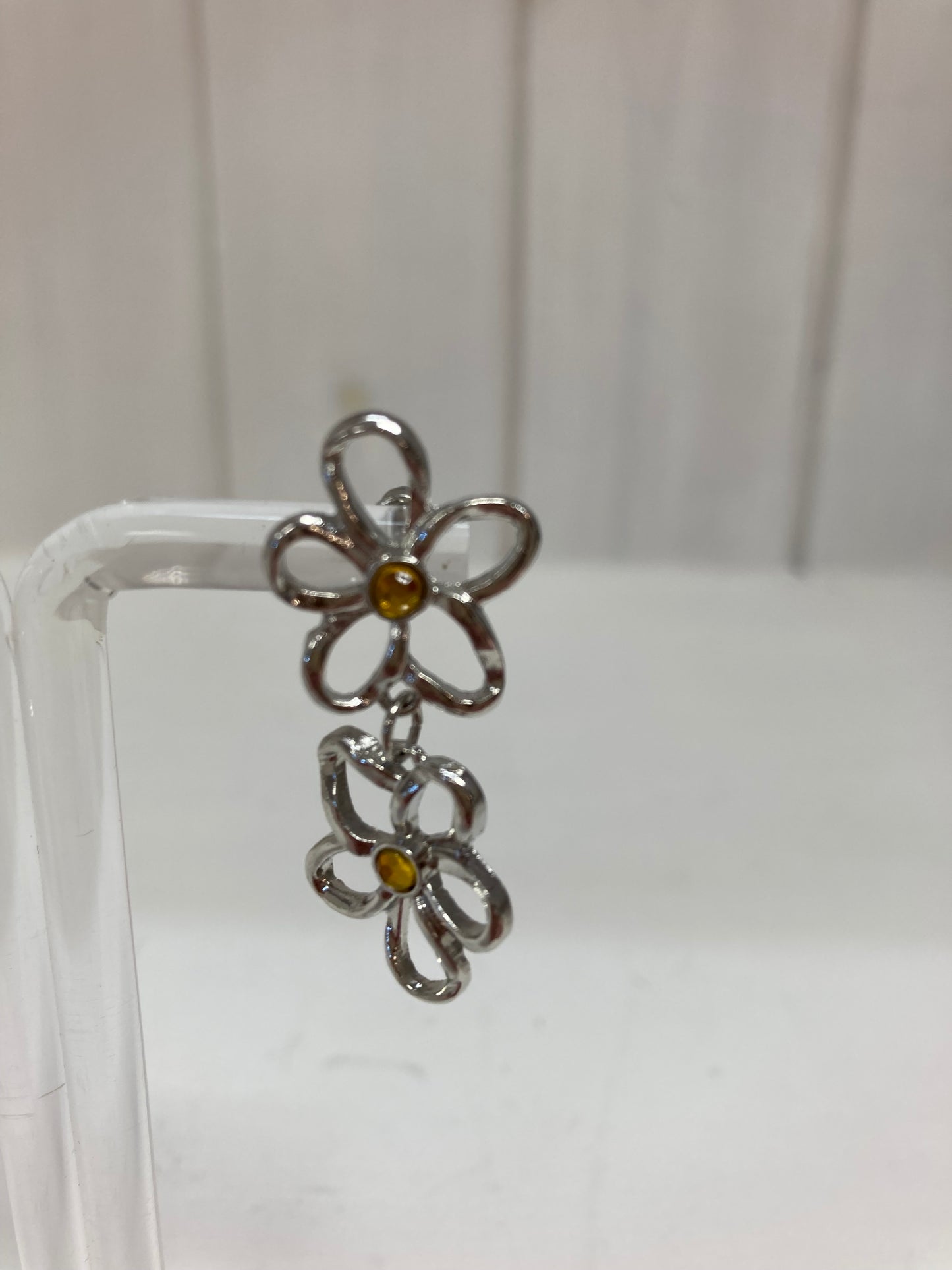 Oorbellen silhouette bloem met steentje zilver