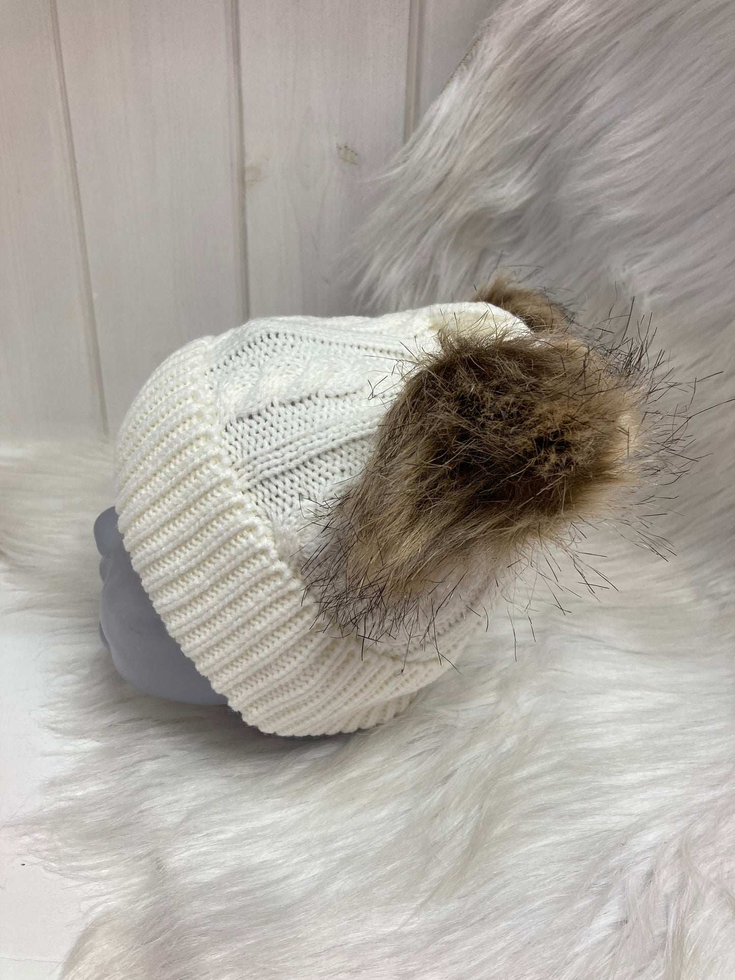 Casual babymuts cream dubbele pompom beige