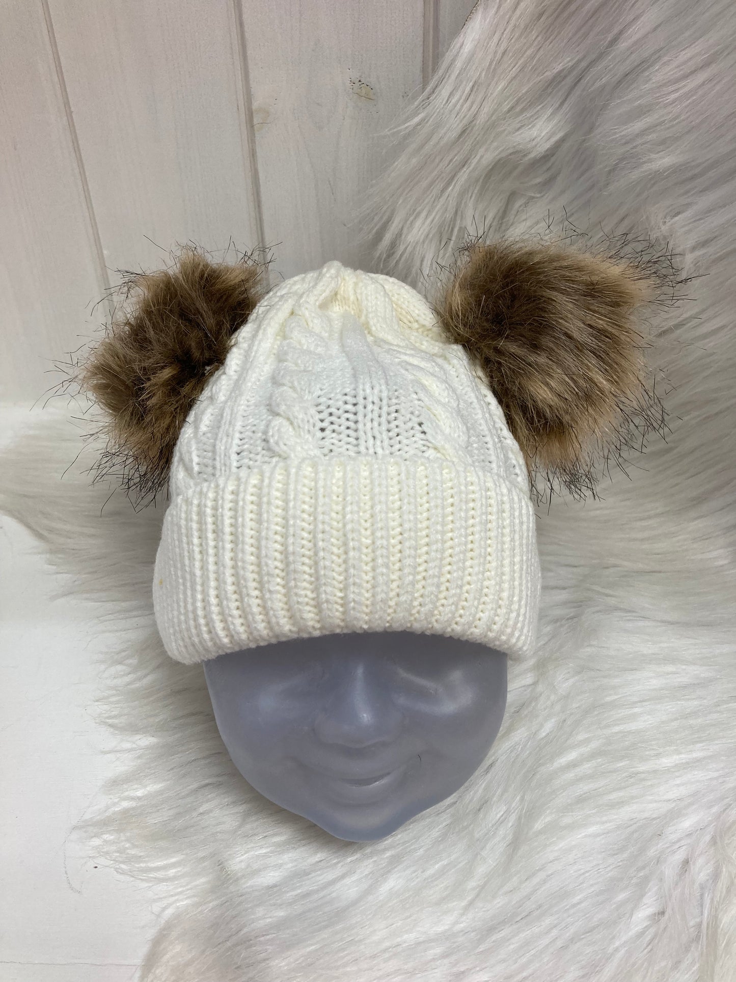 Casual babymuts cream dubbele pompom beige