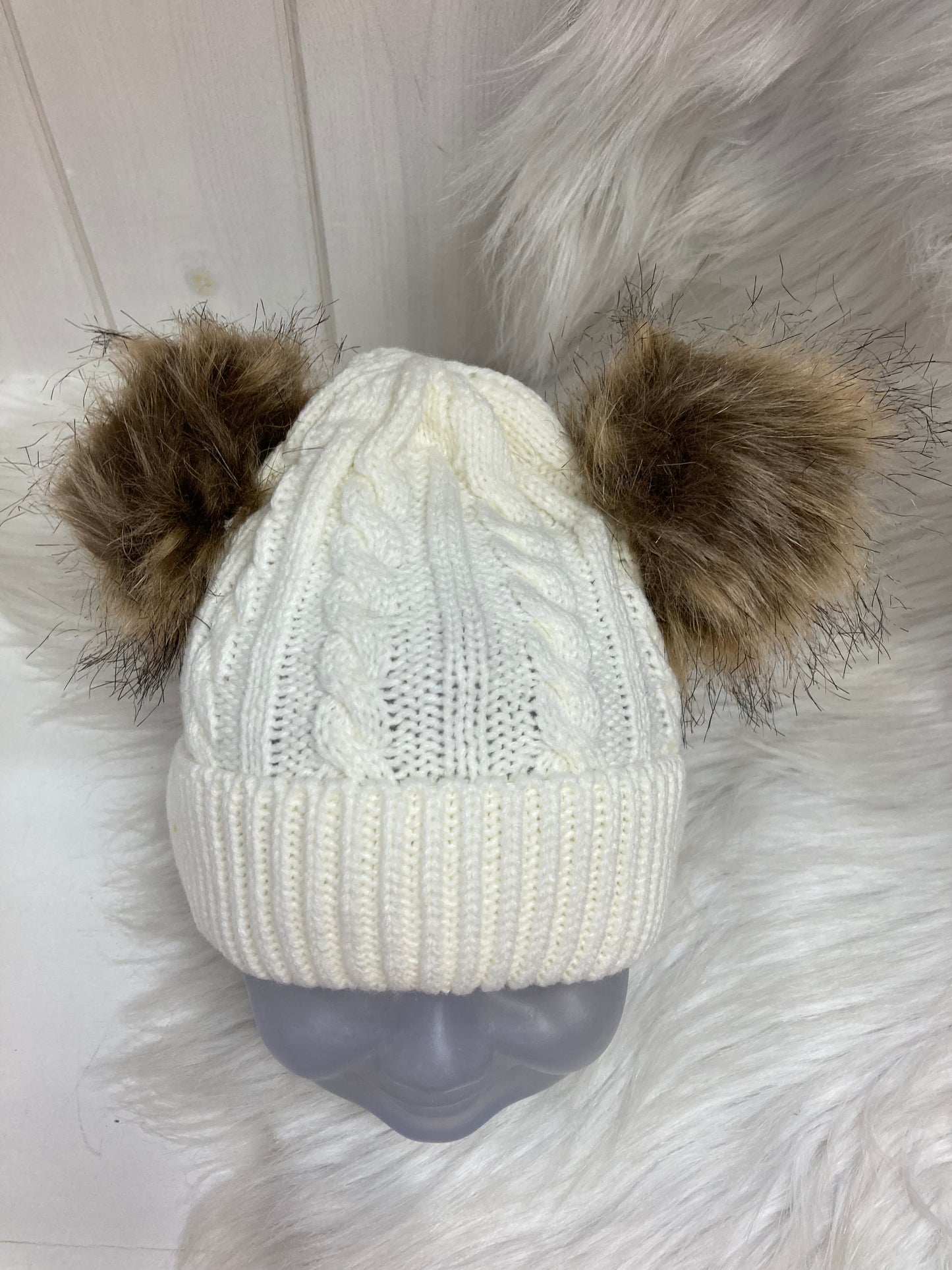 Casual babymuts cream dubbele pompom beige