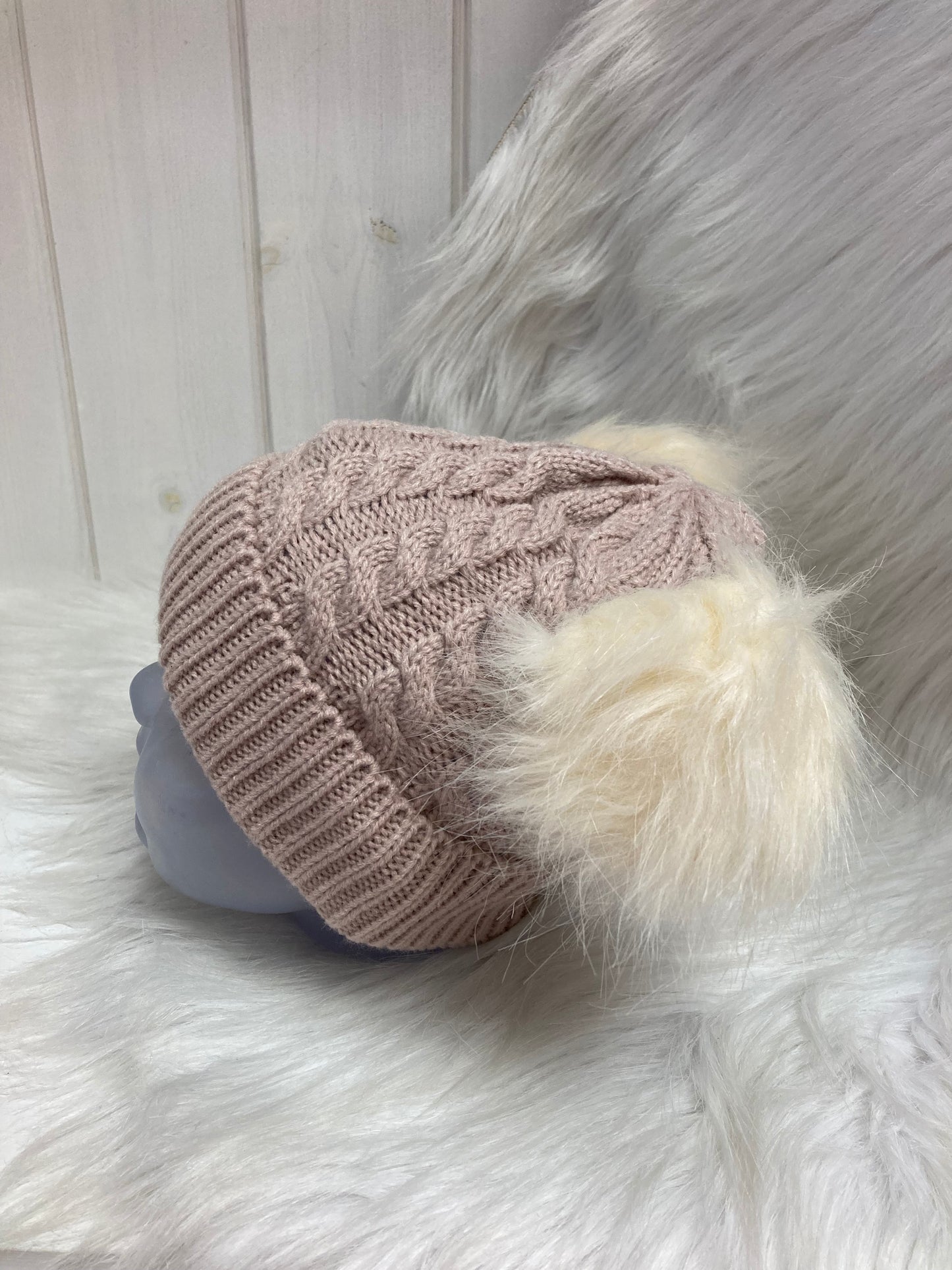 Casual muts beige dubbele pompom cream