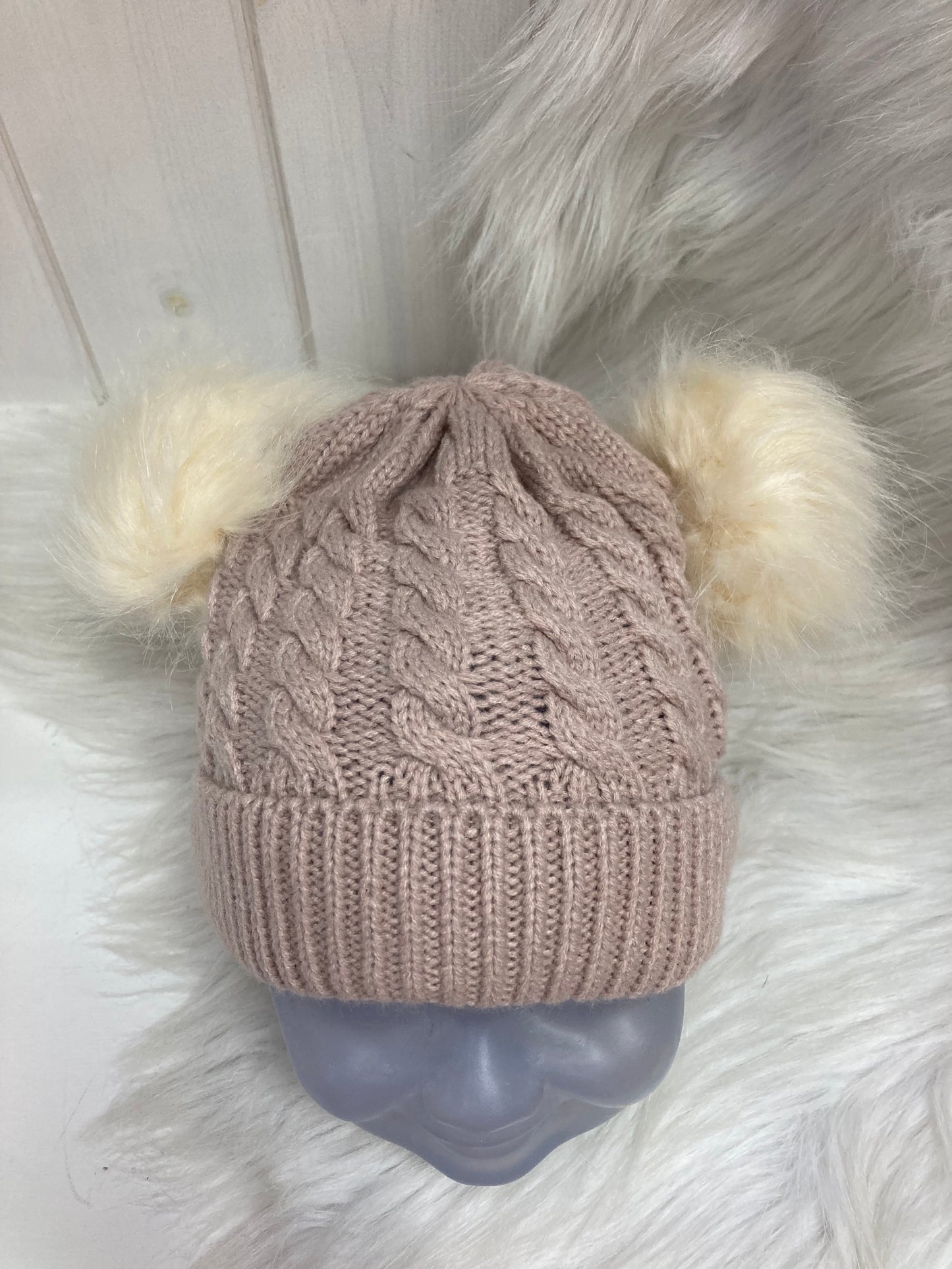 Casual muts beige dubbele pompom cream