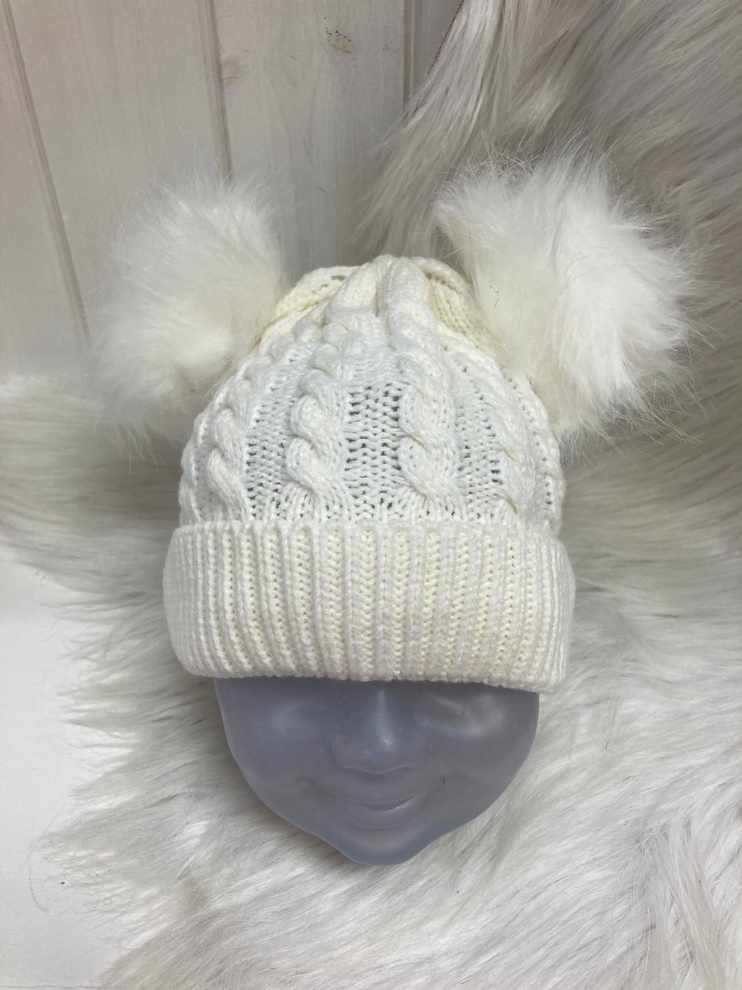 Casual babymuts creme dubbele pompom creme