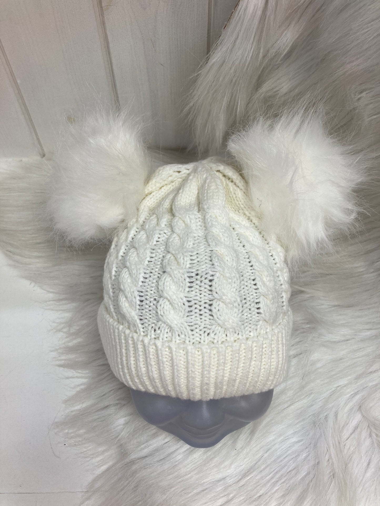 Casual babymuts creme dubbele pompom creme