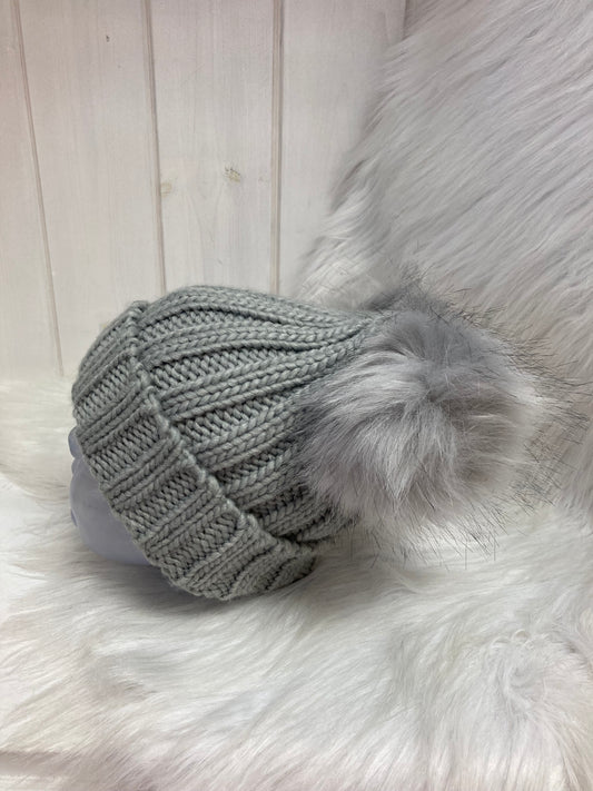 Casual babymuts grijs dubbele pompom lichtgrijs