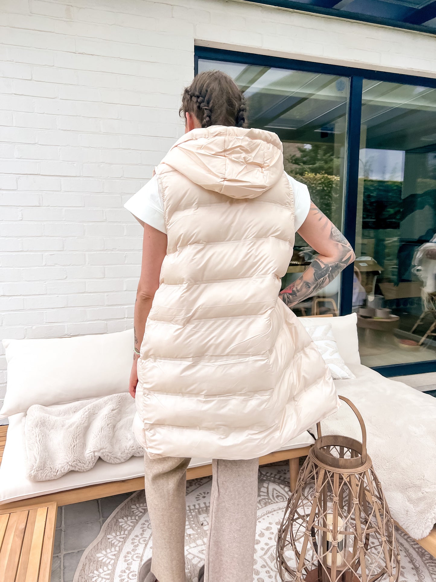 Sleeveless puffer jacket with hood beige