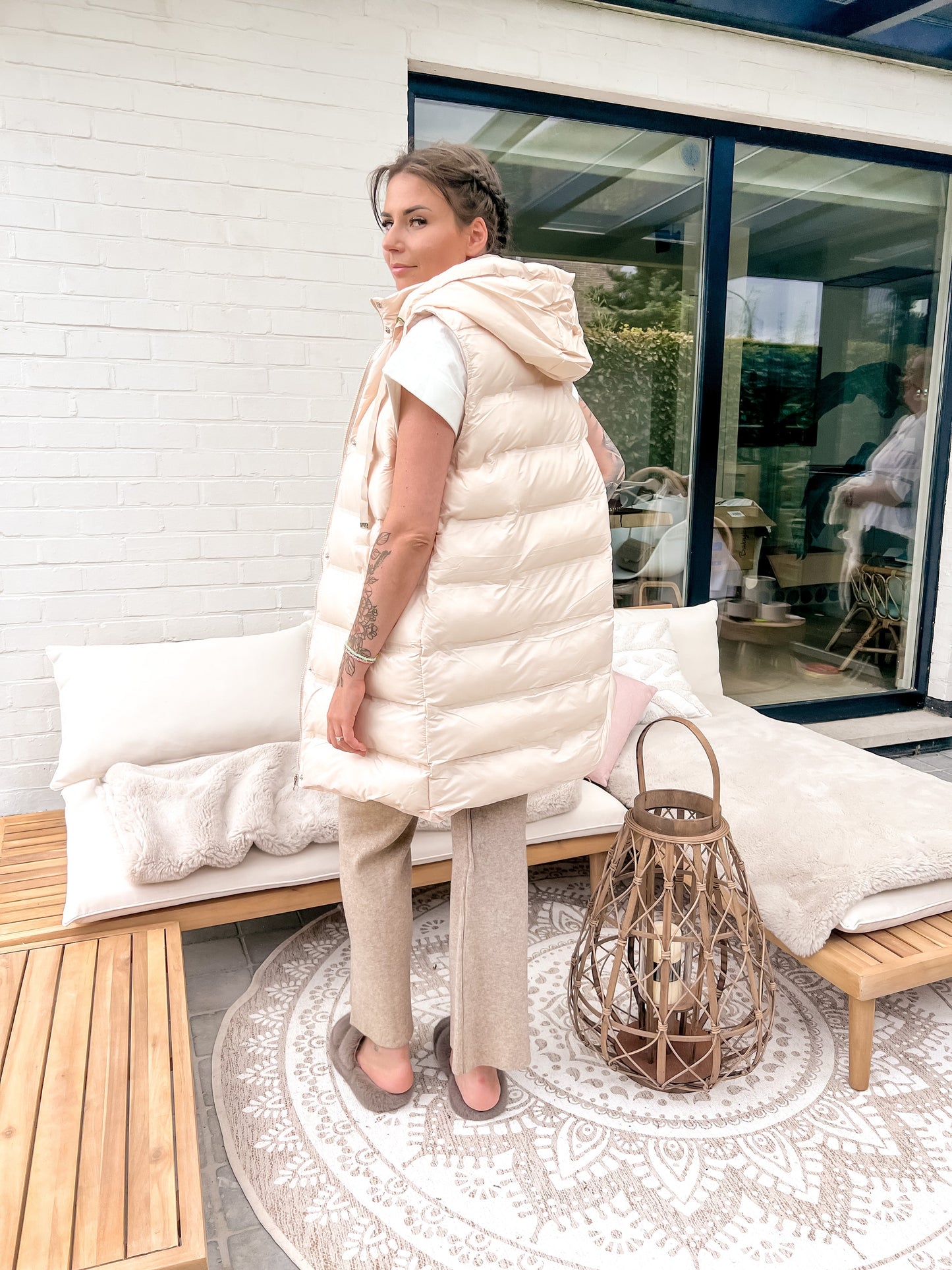 Sleeveless puffer jacket with hood beige