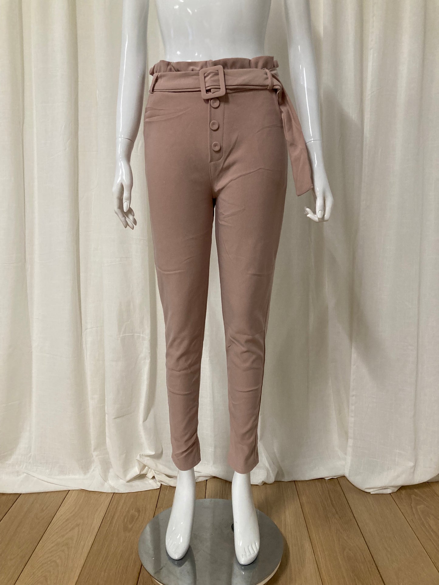 High waist slim pants in pink with button pocket and belt