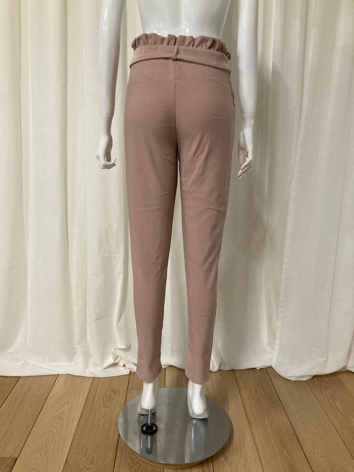 High waist slim pants in pink with button pocket and belt