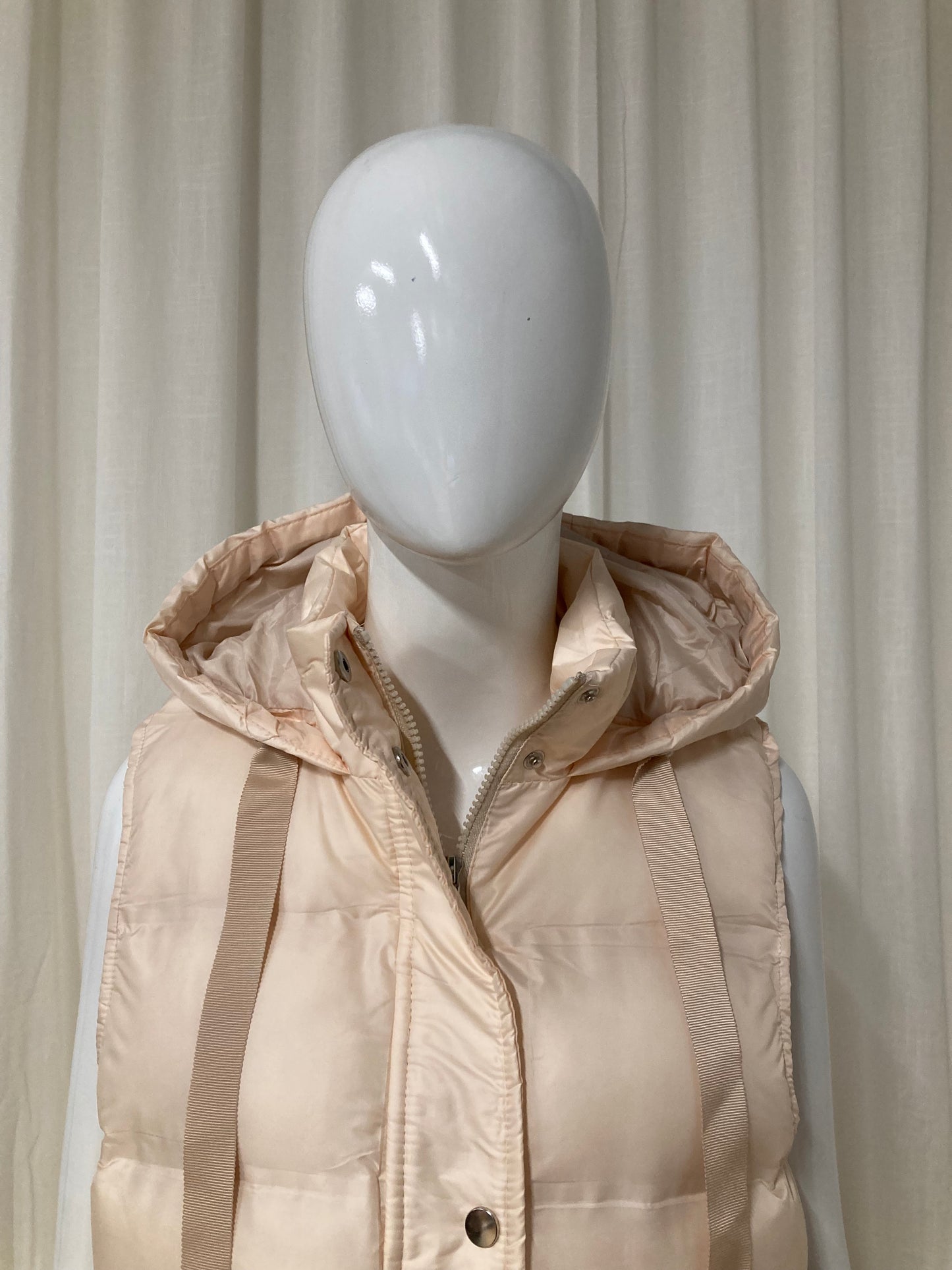 Sleeveless puffer jacket with hood beige