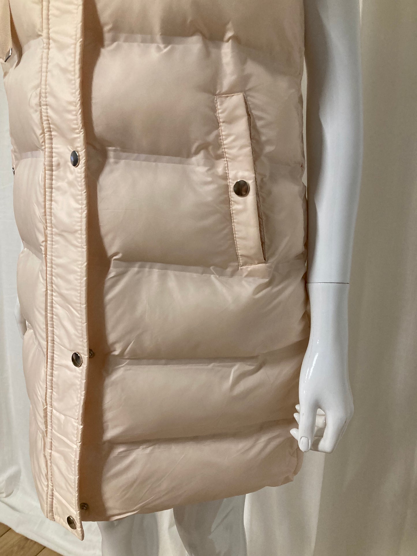 Sleeveless puffer jacket with hood beige